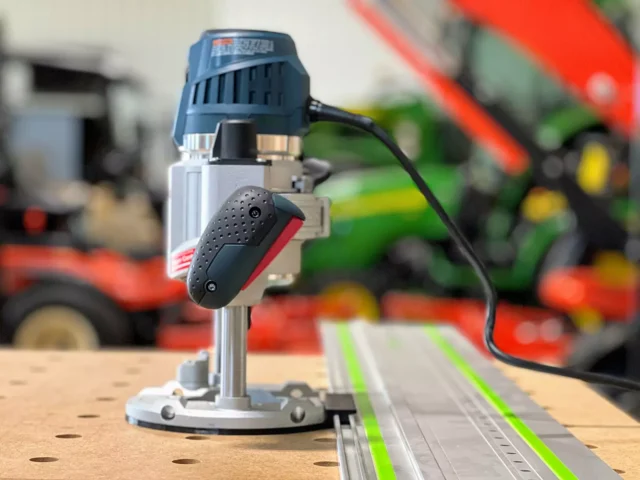 Bosch MR23EVS plunge router mounted on FS rail with ToolCurve LR32 adapter and spring-loaded positioning knob