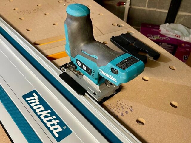 Makita 12v rail adapter for Makita tracks and guide rails, use the guide rail adapter to connect your jig saw to make straight cuts.