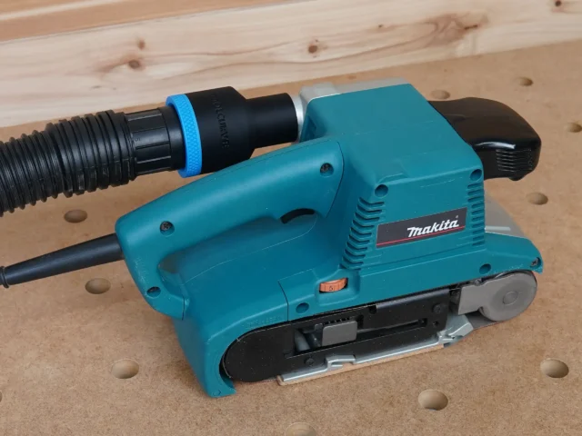 Keep your shop clean when using the Makita belt sander with the ToolCurve hose adapter