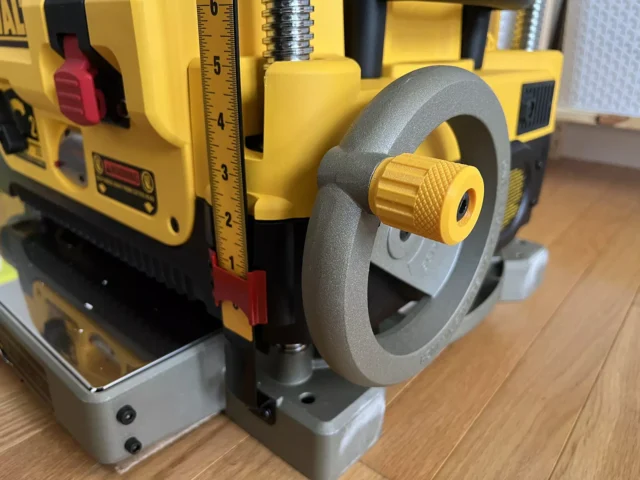 Yellow stubby handle with knurled knob installed on Dewalt DW735 planer height adjustment crank, replacing the standard long handle